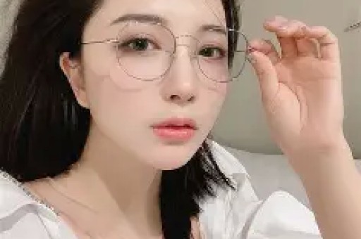 韩红口碑崩塌黑历史被扒官媒出手锐评句句说到打工人心坎里